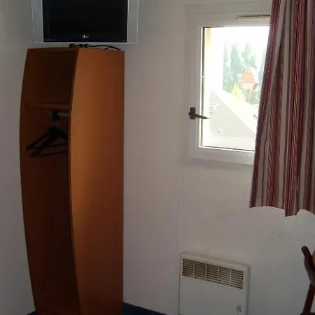 Hotel &